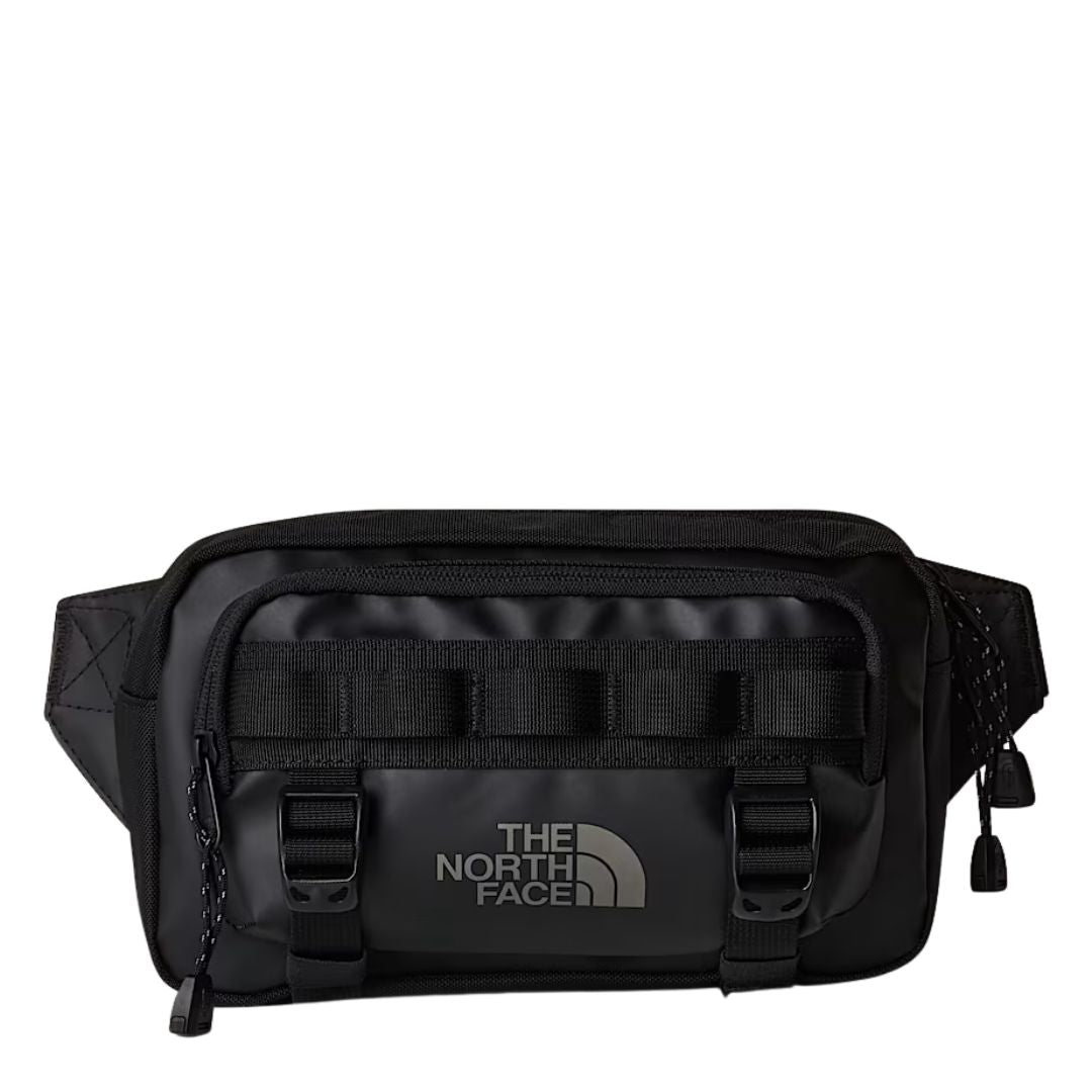 Detalle de la riñonera The North Face Base Camp Lumbar TNF Black Asphalt Grey con logotipo frontal y hebillas