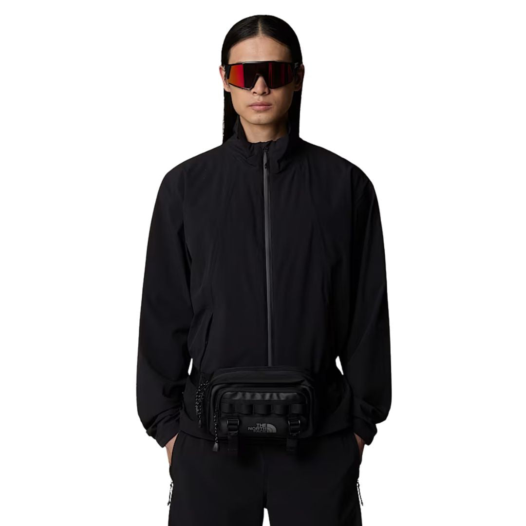 Riñonera The North Face Base Camp Lumbar TNF Black Asphalt Grey en uso sobre chaqueta negra