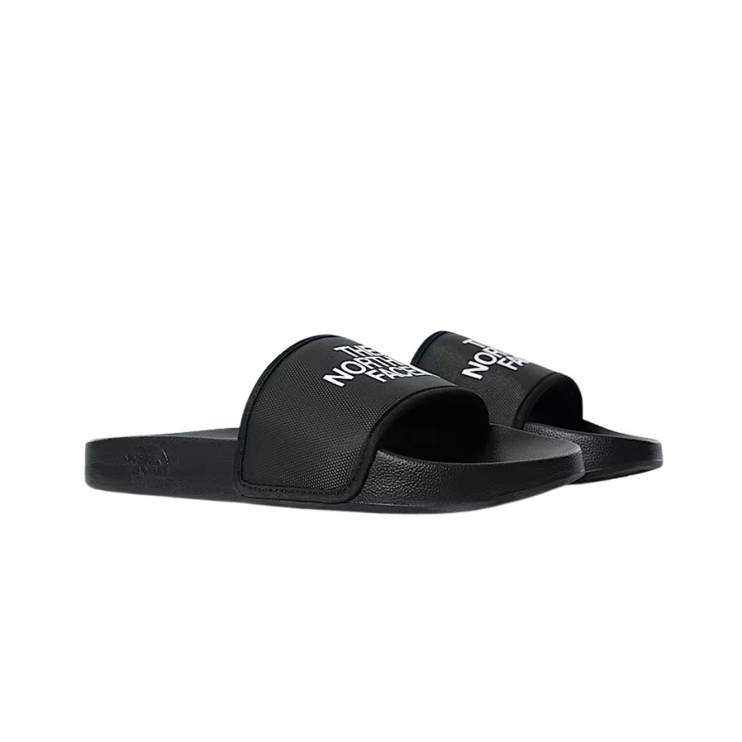 Vista lateral de las chanclas The North Face Base Camp Slide III negras con logo blanco
