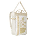 Mochila tote The North Face Base Camp Tote Pack en color White Ash, Calacatta y Pale Khaki vista frontal, diseño convertible con logotipo vertical.