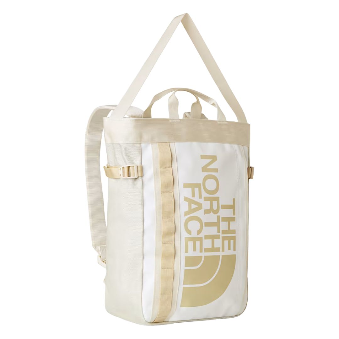 Mochila tote The North Face Base Camp Tote Pack en color White Ash, Calacatta y Pale Khaki vista frontal, diseño convertible con logotipo vertical.