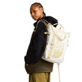 Mochila tote The North Face Base Camp Tote Pack color White Ash y Pale Khaki llevada a la espalda, mostrando uso urbano y formato mochila.