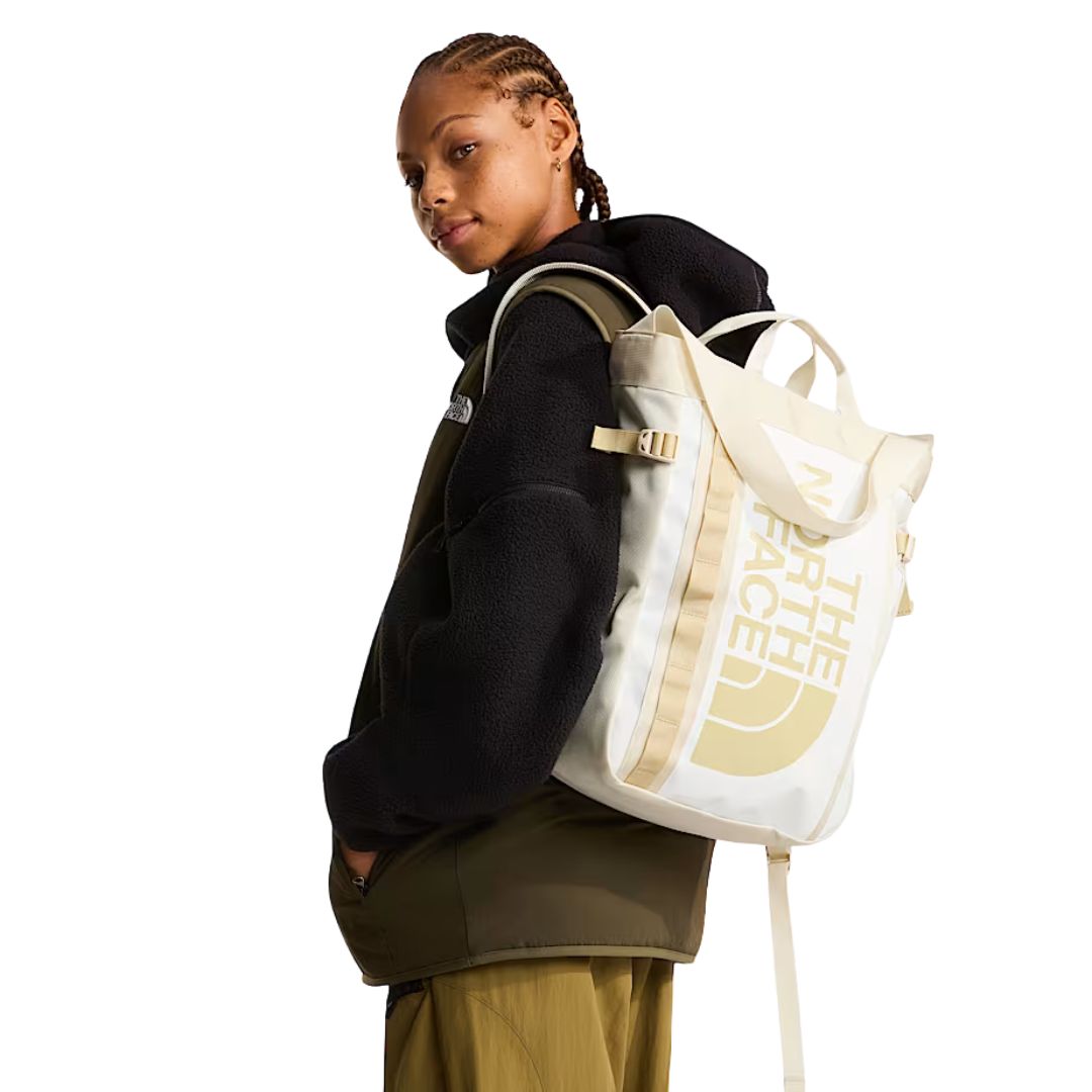 Mochila tote The North Face Base Camp Tote Pack color White Ash y Pale Khaki llevada a la espalda, mostrando uso urbano y formato mochila.