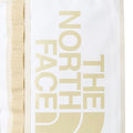Detalle del logotipo The North Face en la mochila Base Camp Tote Pack color Calacatta y Pale Khaki.