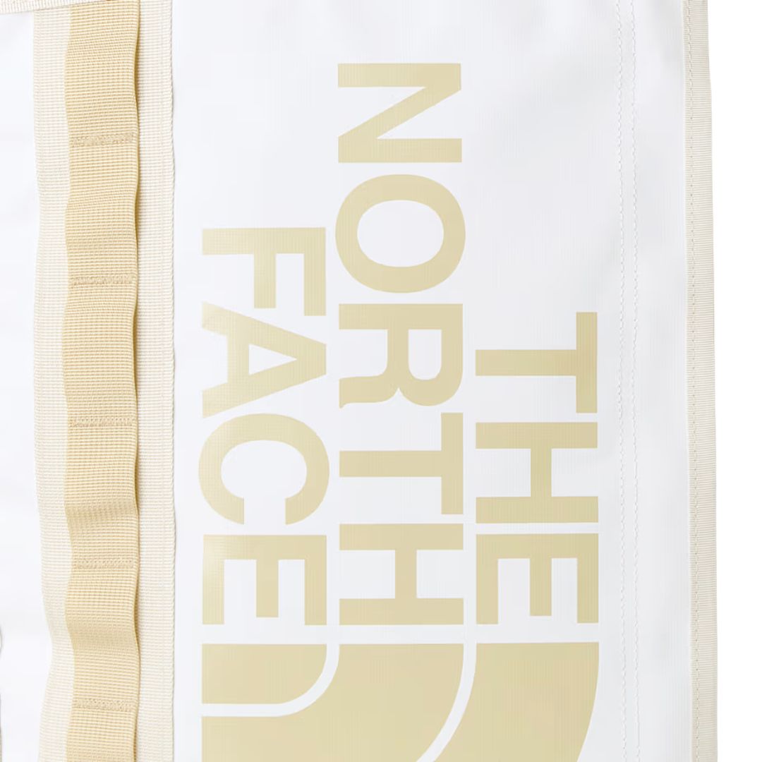 Detalle del logotipo The North Face en la mochila Base Camp Tote Pack color Calacatta y Pale Khaki.