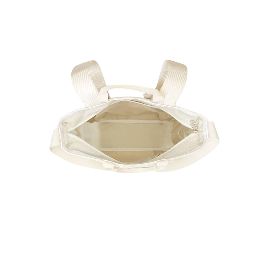 Vista superior del interior de la mochila tote The North Face Base Camp Tote Pack en color White Ash, mostrando compartimento principal abierto.