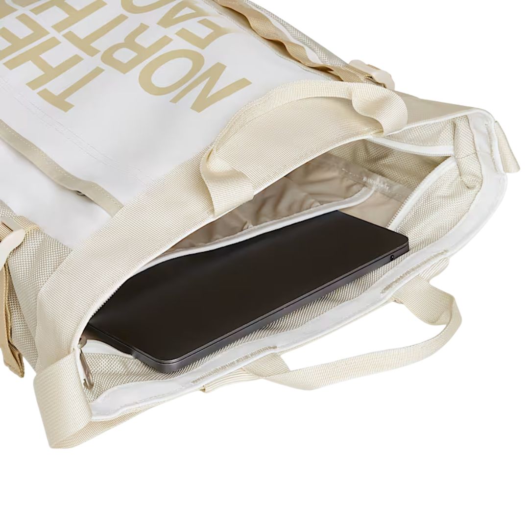 Detalle interior de la mochila tote The North Face Base Camp Tote Pack White Ash con compartimento para portátil.