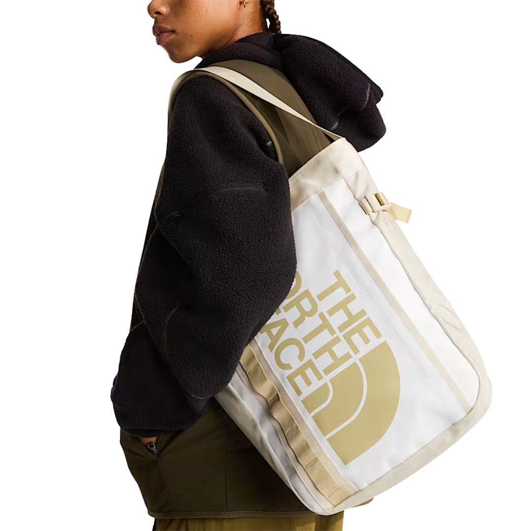 Mochila tote The North Face Base Camp Tote Pack color White Ash, Calacatta y Pale Khaki en uso urbano, mostrando proporciones reales.