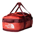 Vista en perspectiva de la bolsa The North Face Base Camp Voyager Duffel 42L color Mars Dust con asas superiores dobles.