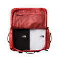 Interior de la bolsa The North Face Base Camp Voyager Duffel 42L color Mars Dust con compartimentos de malla y ropa organizada.