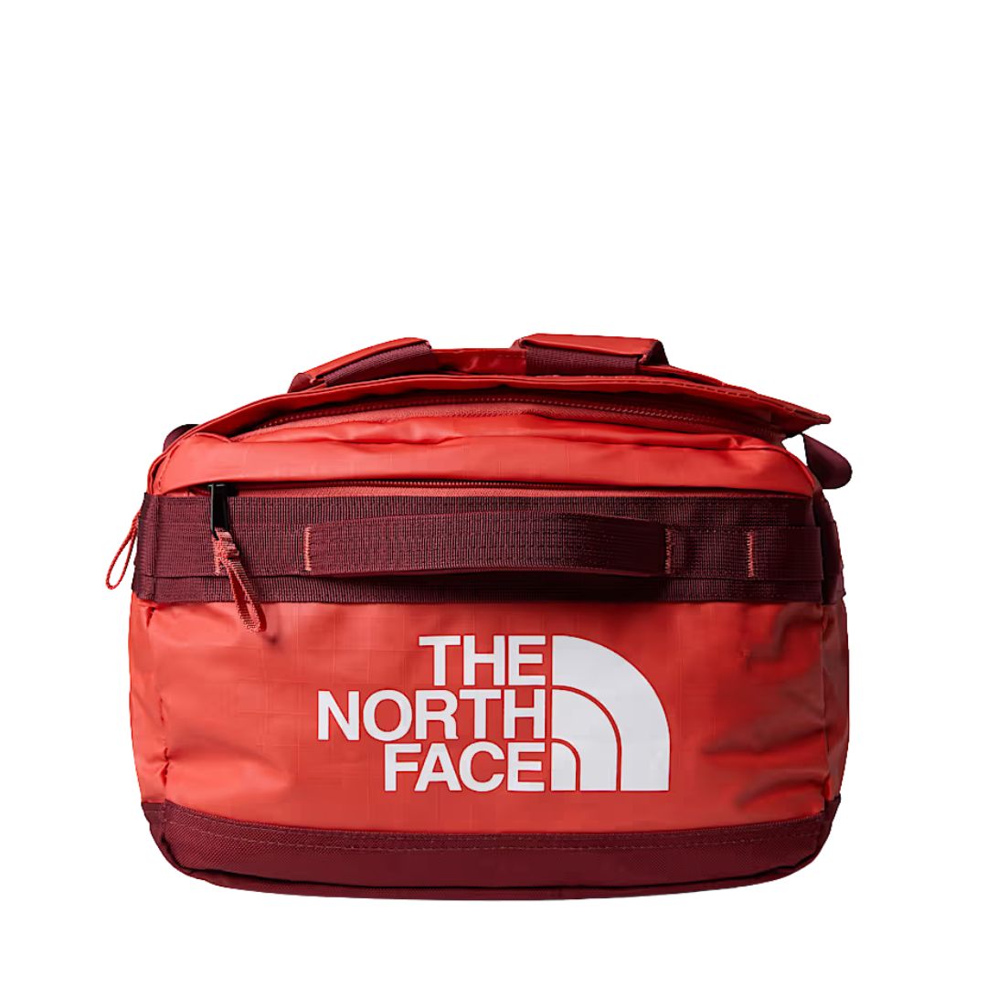 Vista frontal de la bolsa The North Face Base Camp Voyager Duffel 42L color Mars Dust con logo The North Face en blanco.