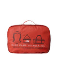 Bolsa plegada The North Face Base Camp Voyager Duffel 42L color Mars Dust mostrando ilustraciones de los modos de transporte.
