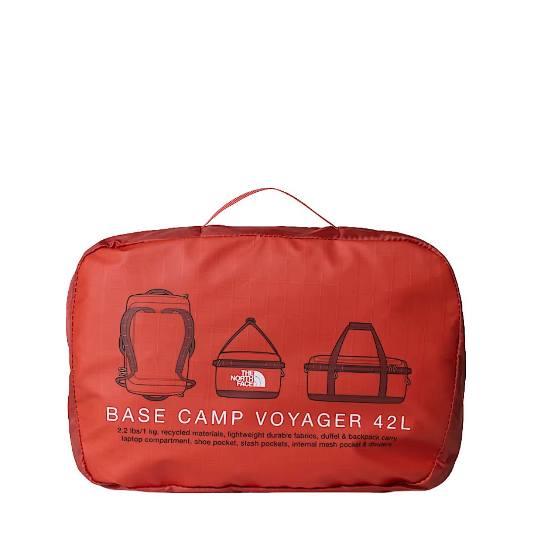 Bolsa plegada The North Face Base Camp Voyager Duffel 42L color Mars Dust mostrando ilustraciones de los modos de transporte.