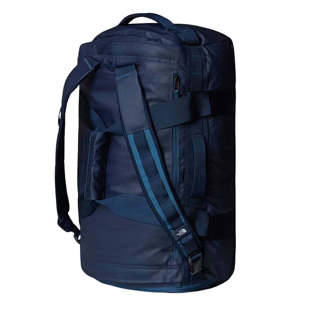 Parte trasera de la bolsa The North Face Base Camp Voyager Duffel 42L en color Shady Blue Summit Navy con correas acolchadas para llevar como mochila.