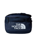 Vista frontal de la bolsa The North Face Base Camp Voyager Duffel 42L en color Shady Blue Summit Navy con logotipo blanco.