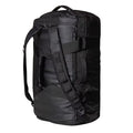 Vista lateral de la bolsa The North Face Base Camp Voyager Duffel 42L con correas de mochila en color negro.