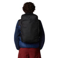 Modelo llevando la bolsa The North Face Base Camp Voyager Duffel 42L como mochila, vista trasera.