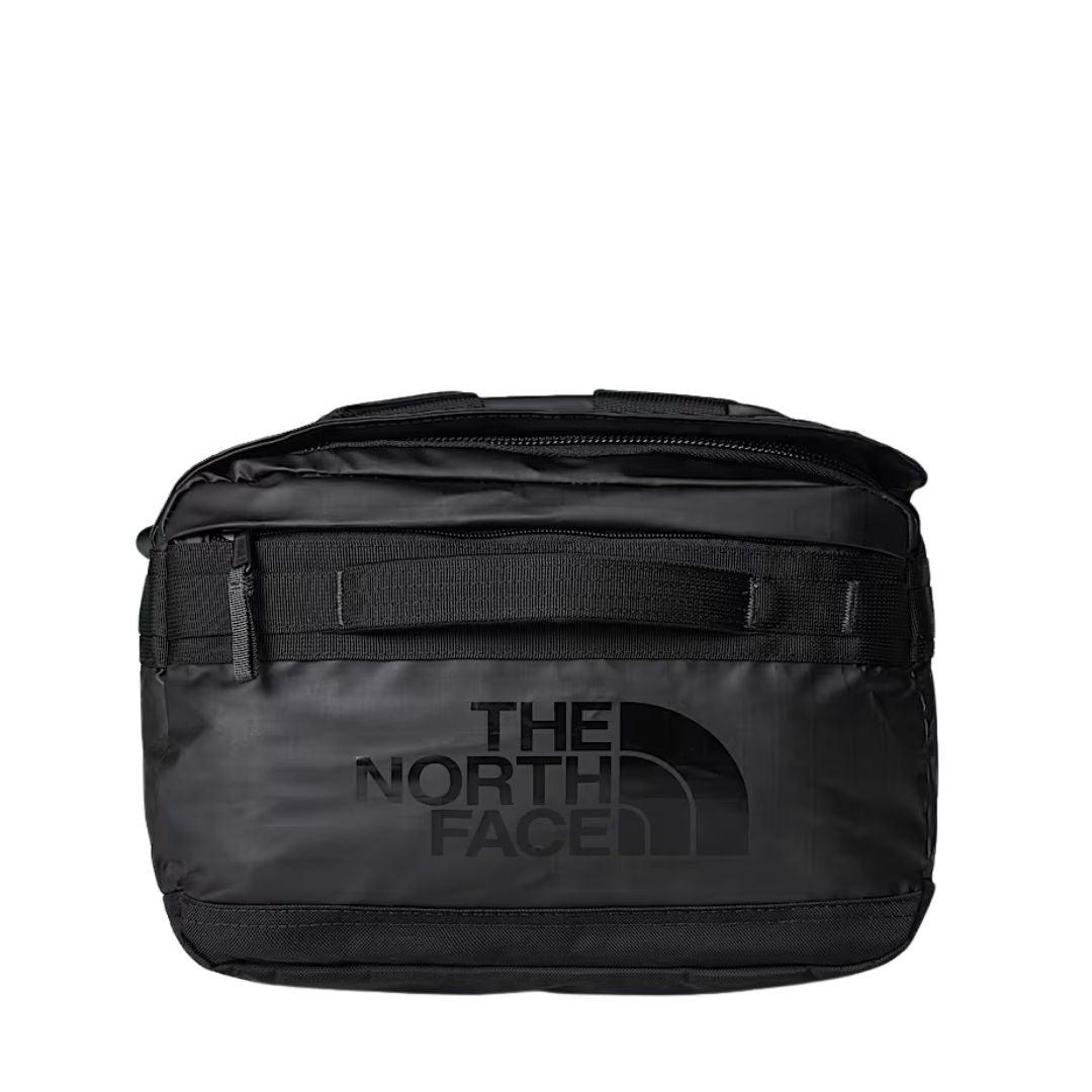Vista frontal de la bolsa The North Face Base Camp Voyager Duffel 42L en color TNF Black/Asphalt Grey con logo grande de la marca.