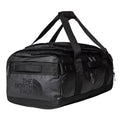 Bolsa de viaje The North Face Base Camp Voyager Duffel 42L en color TFN Black Asphalt Grey llevada con asas superiores.