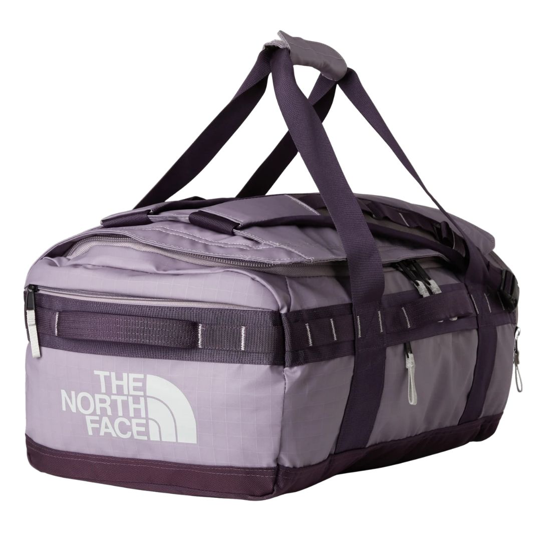 Bolsa de viaje The North Face Base Camp Voyager 42L vista frontal, diseño tipo duffel con logotipo grande y estructura resistente.