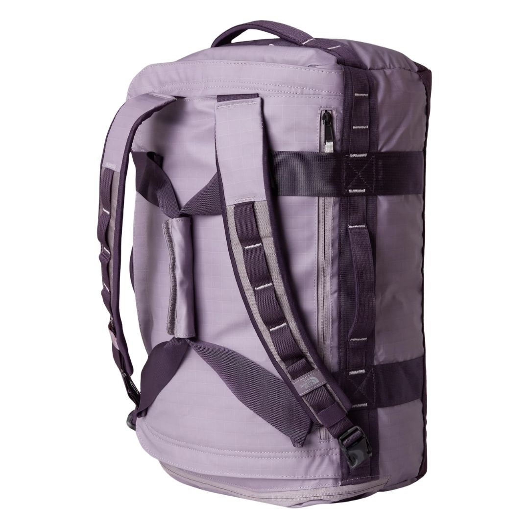 Vista trasera de la bolsa The North Face Base Camp Voyager 42L con tirantes acolchados y sistema de transporte tipo mochila.