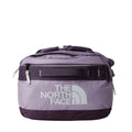Bolsa de viaje The North Face Base Camp Voyager 42L vista lateral, mostrando estructura rígida y correas reforzadas.