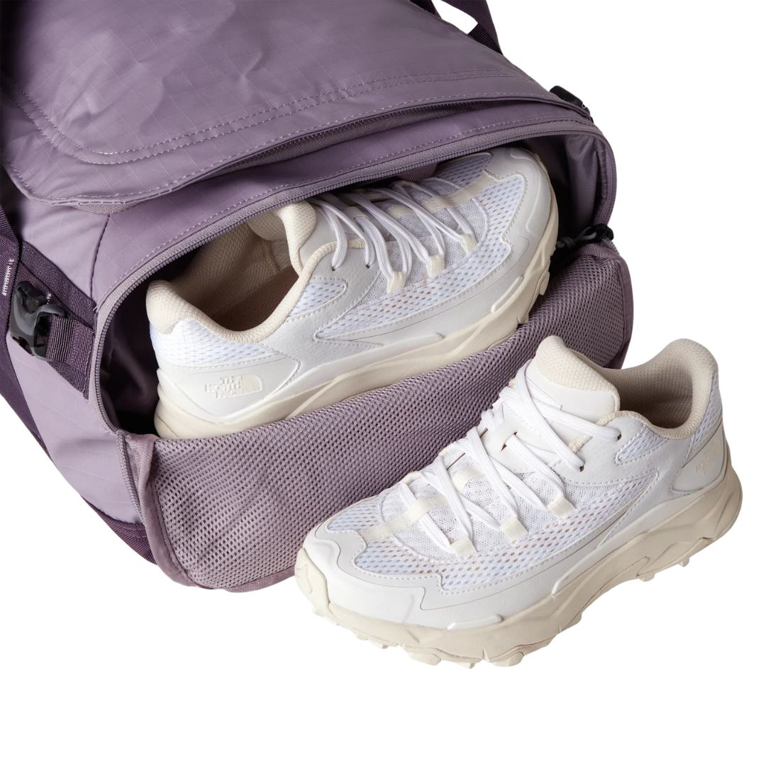 Interior de la bolsa The North Face Base Camp Voyager 42L abierta, mostrando compartimento para zapatillas.