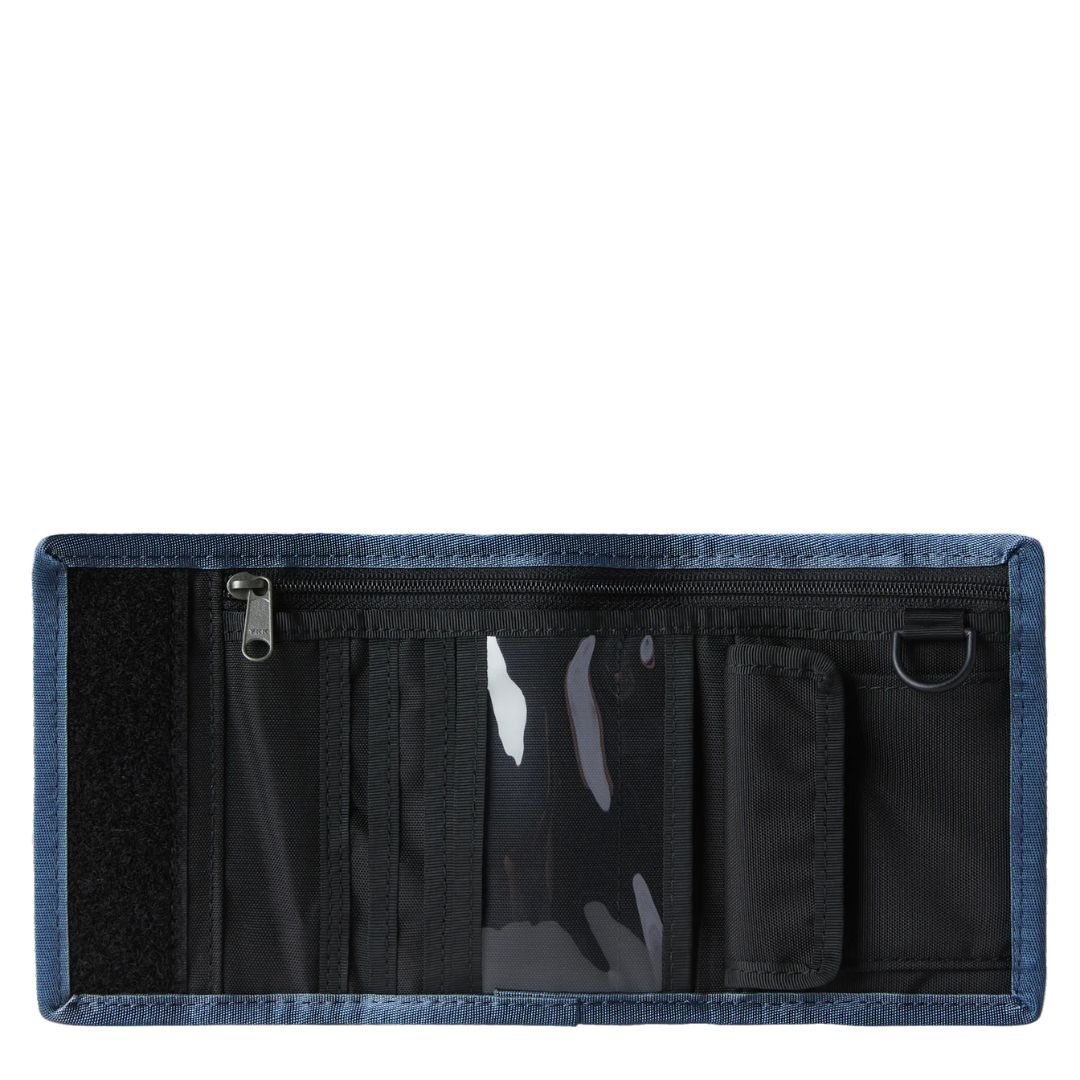 Cartera THE NORTH FACE Base Camp Wallet abierta en color stone slab con interior negro, compartimentos para tarjetas, bolsillo con cremallera y ventana transparente para identificación.