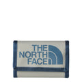 Cartera THE NORTH FACE Base Camp Wallet cerrada en color stone slab con ribetes azules y logotipo THE NORTH FACE en el frontal.