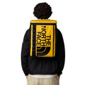 Mochila The North Face Base Camp Fuse Box color amarillo Summit Gold y negro TNF Black, vista trasera sobre modelo.