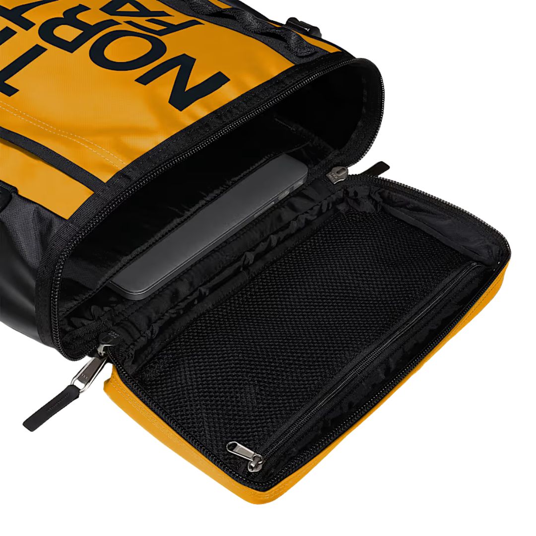 Mochila The North Face Base Camp Fuse Box color amarillo Summit Gold, interior con compartimento acolchado para portátil.