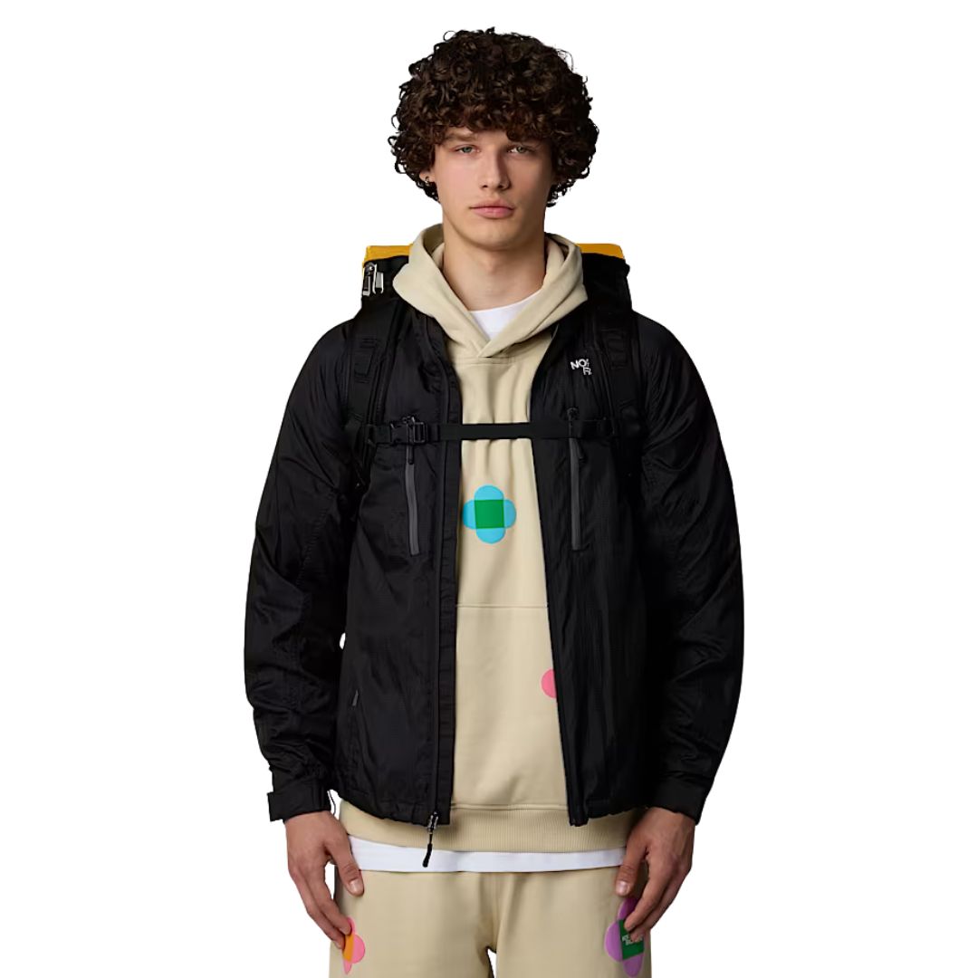 Mochila The North Face Base Camp Fuse Box color amarillo Summit Gold y negro TNF Black, vista frontal sobre modelo.