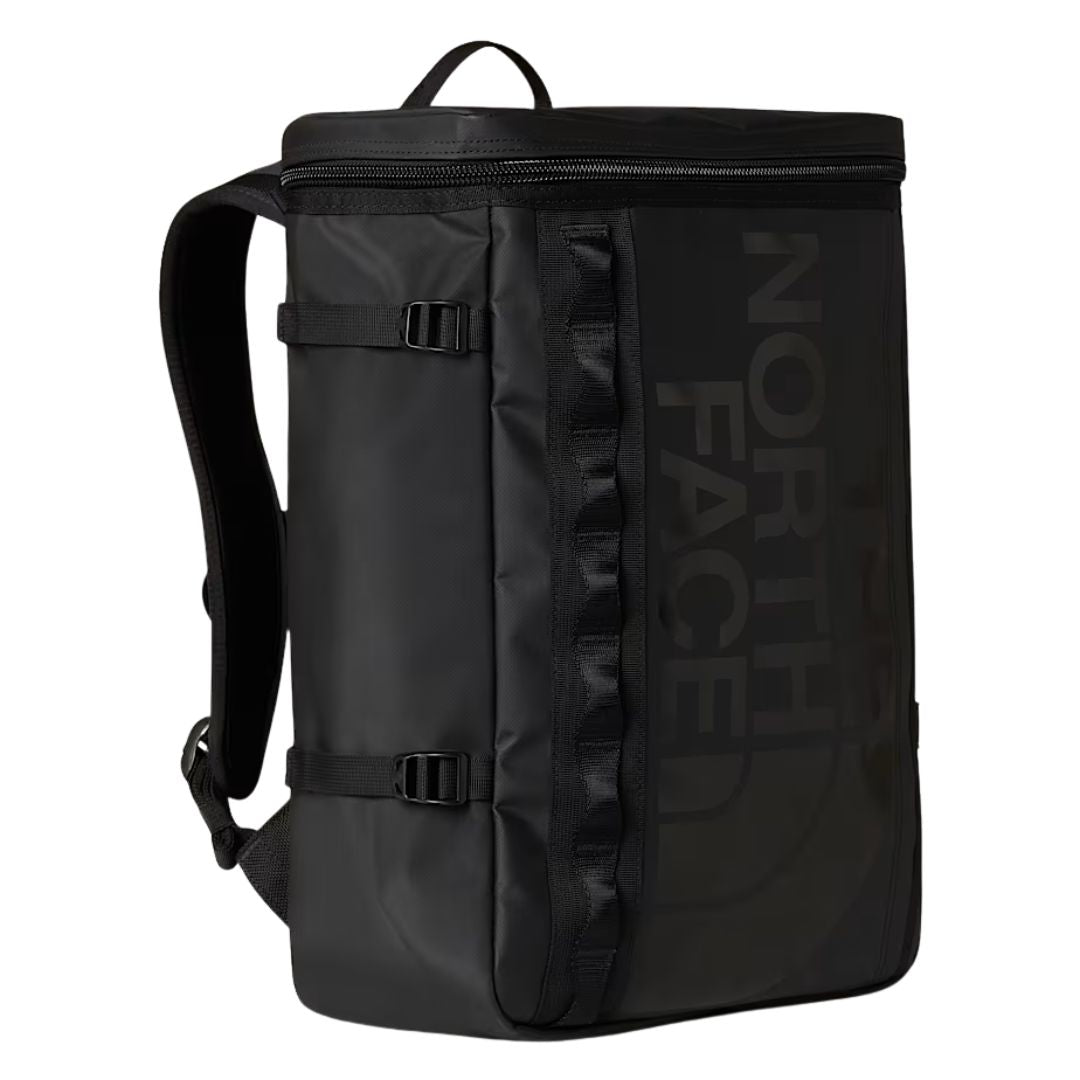 Mochila The North Face Base Camp Fuse Box en color negro, vista lateral mostrando correas y detalles.