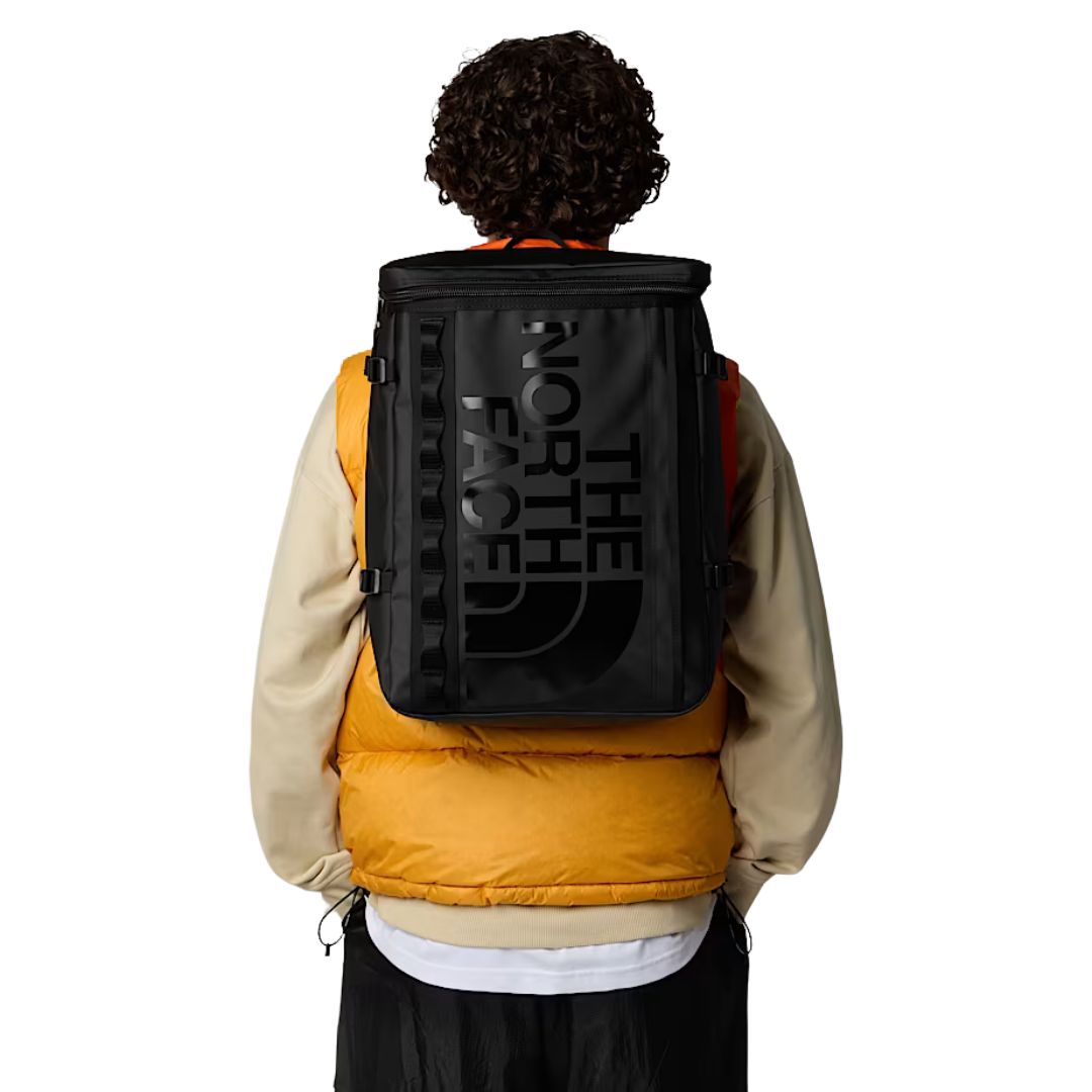 Mochila The North Face Base Camp Fuse Box color negro TNF Black, vista trasera sobre modelo.