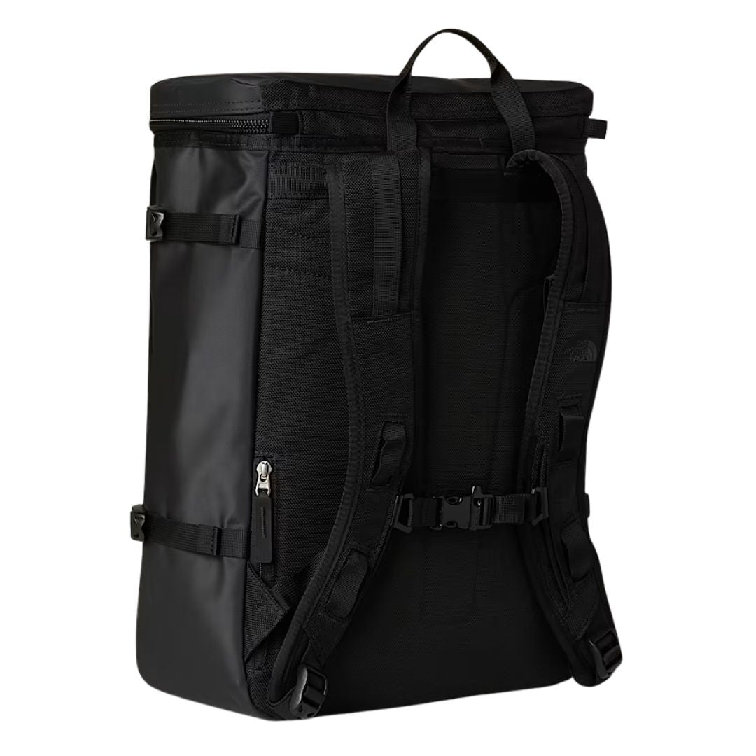 Mochila The North Face Base Camp Fuse Box negra, vista trasera con correas ajustables y cierre de esternón.