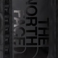 Detalle del logotipo The North Face serigrafiado en negro sobre negro en la mochila Base Camp Fuse Box.