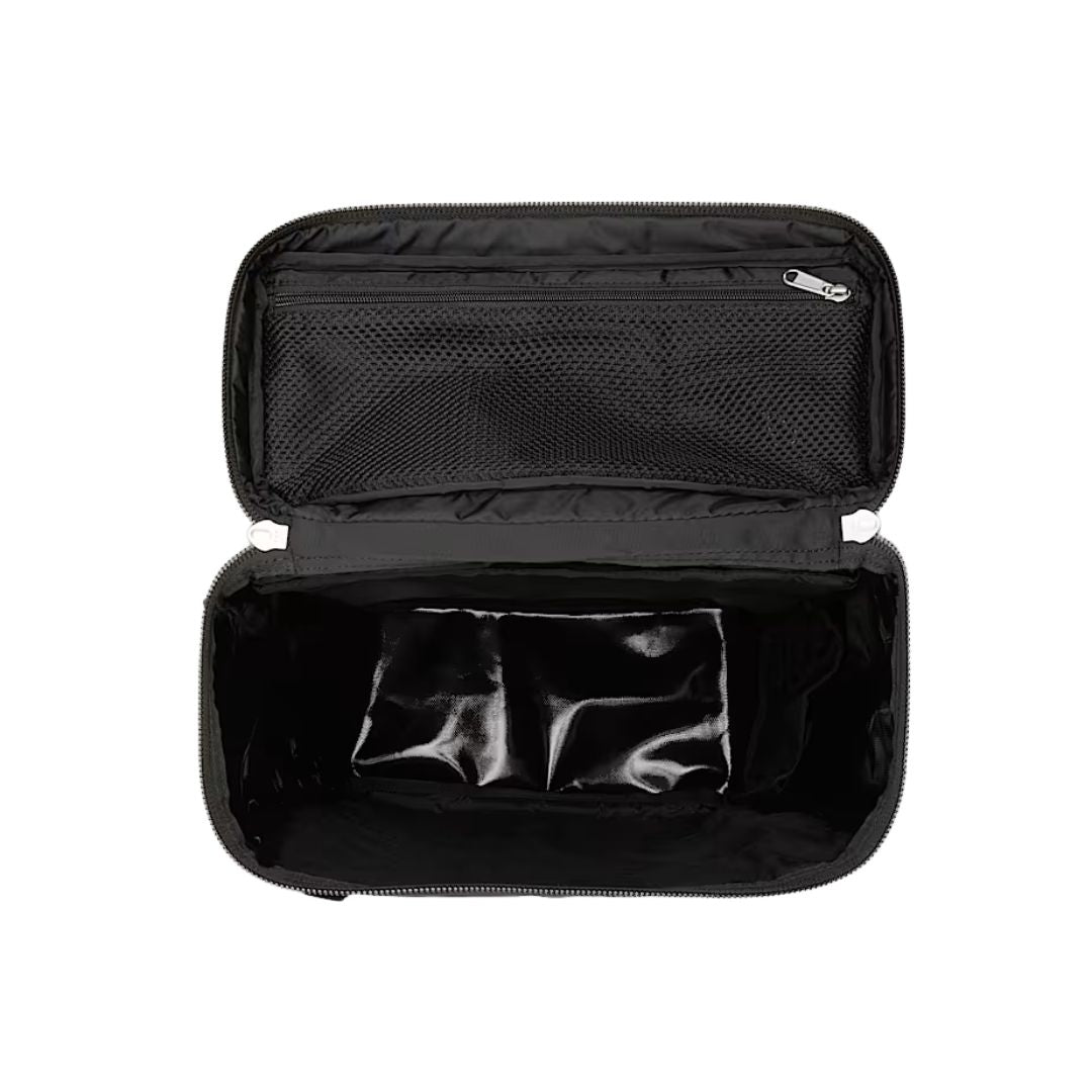 Interior de la mochila The North Face Base Camp Fuse Box negra, mostrando compartimentos y bolsillo de malla.