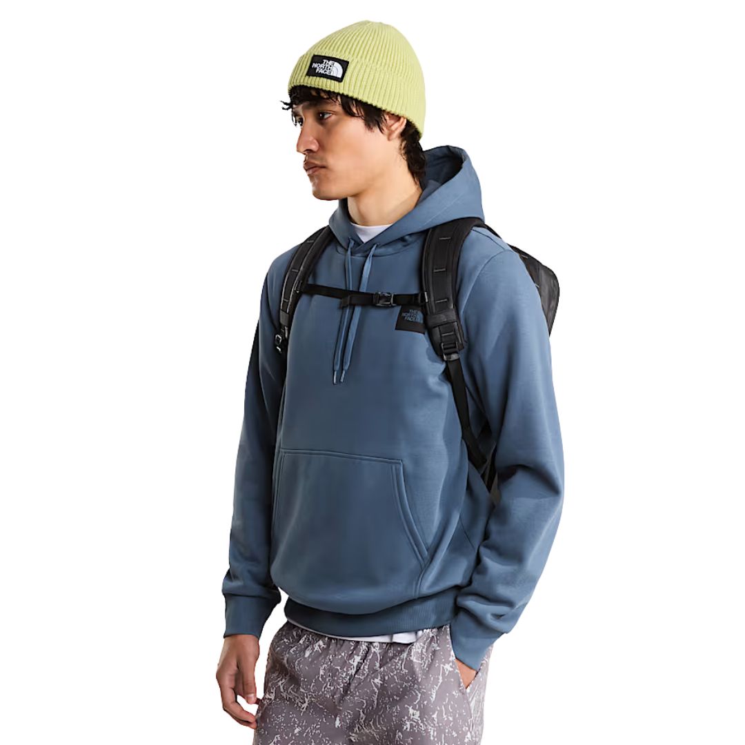 Hombre con la mochila THE NORTH FACE Base Camp Voyager Daypack en color Black Asphalt Grey, vista forntal.