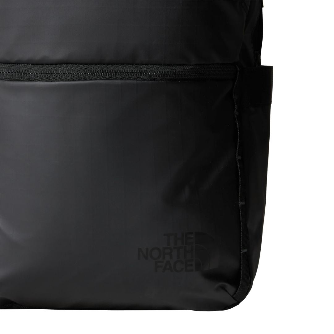 Detalle del panel frontal de la mochila THE NORTH FACE Base Camp Voyager Daypack en color Black Asphalt Grey con tejido resistente y cremallera.