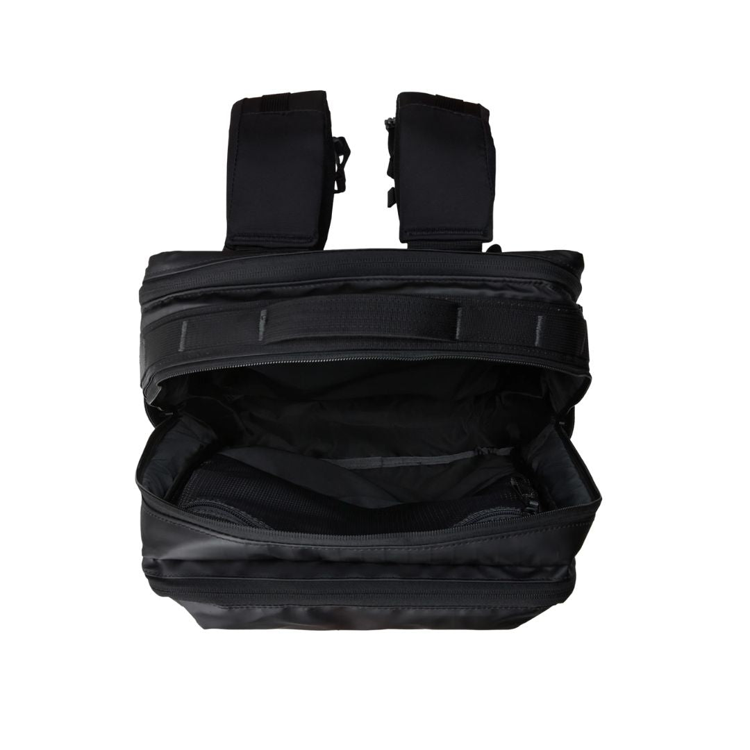 Vista superior abierta de la mochila THE NORTH FACE Base Camp Voyager Daypack Black Asphalt Grey mostrando el compartimento principal.