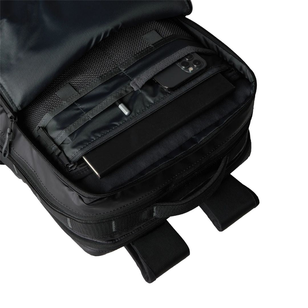 Interior del compartimento organizador de la mochila THE NORTH FACE Base Camp Voyager Daypack Black Asphalt Grey con bolsillos para accesorios.
