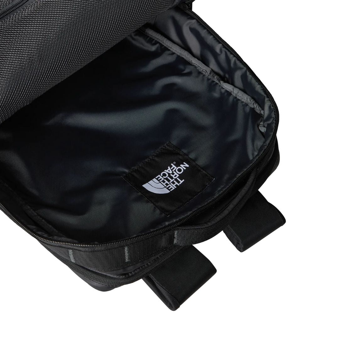 Detalle del interior de la mochila THE NORTH FACE Base Camp Voyager Daypack en color Black Asphalt Grey con etiqueta de la marca.