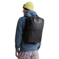 Hombre con la mochila THE NORTH FACE Base Camp Voyager Daypack en color Black Asphalt Grey.