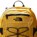 Detalle frontal del logotipo bordado en la mochila The North Face Borealis Classic en color Summit Gold