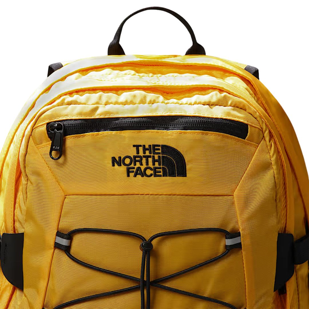 Detalle frontal del logotipo bordado en la mochila The North Face Borealis Classic en color Summit Gold