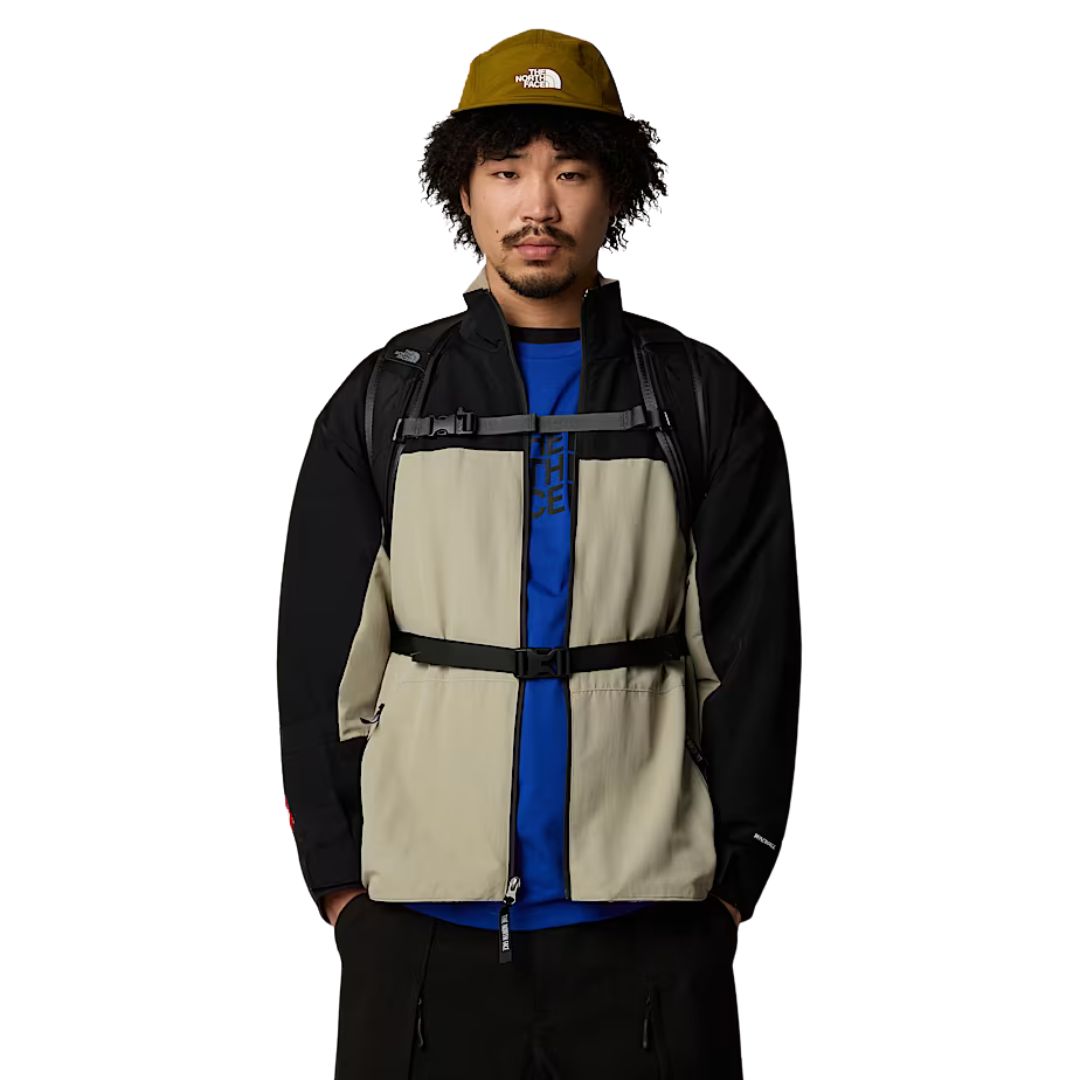 Mochila The North Face Borealis Classic TFN Black en uso, vista frontal con correas ajustadas sobre modelo.