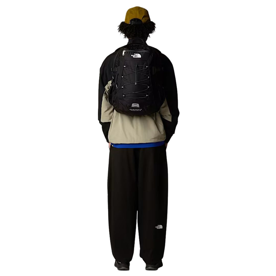 Mochila The North Face Borealis Classic TFN Black vista trasera sobre modelo, con sistema de cordones y reflectantes.