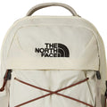 Detalle frontal de la mochila THE NORTH FACE Borealis Mini 10L en colores Desert Stone Stone Slab Ember Soil con logo bordado.