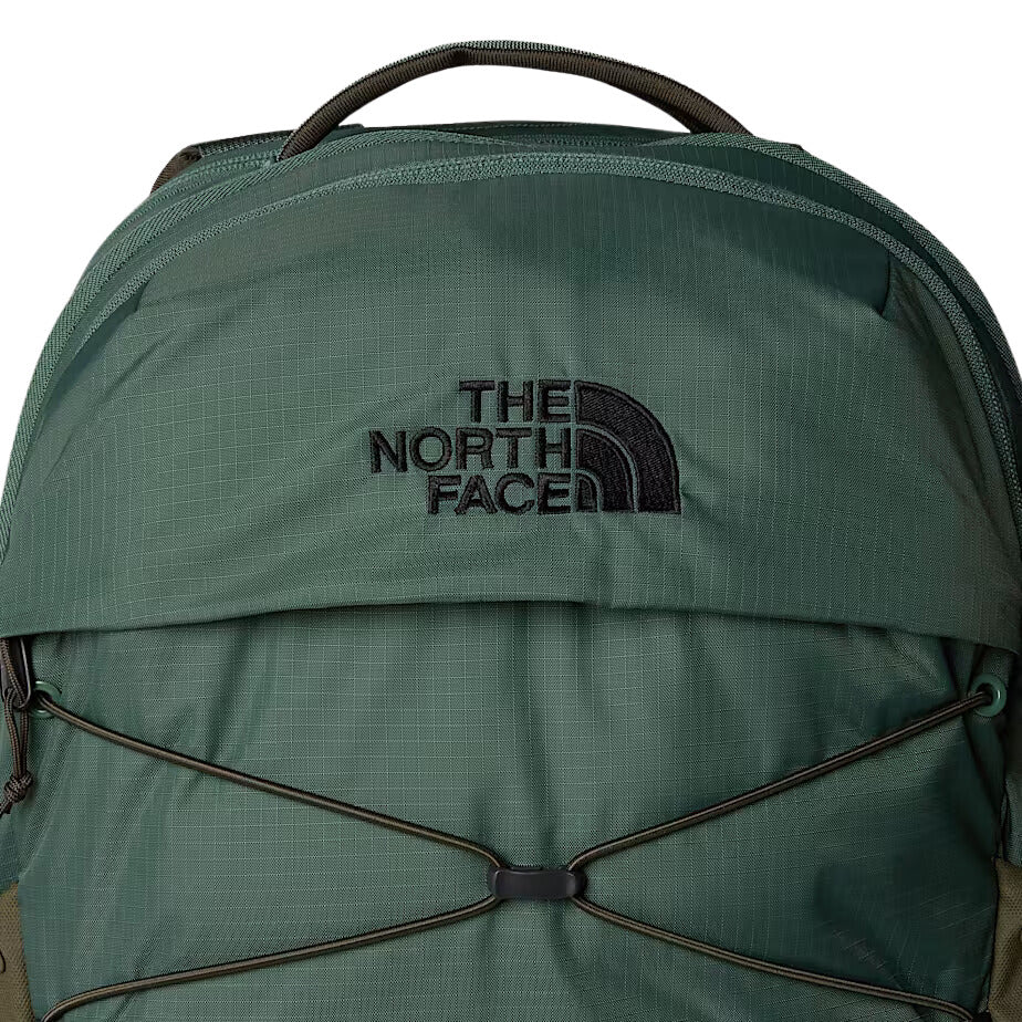 Detalle del logotipo de The North Face en la mochila Borealis con diseño de cordón elástico.