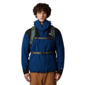 Vista frontal de un modelo usando la mochila The North Face Borealis con correas ajustables.